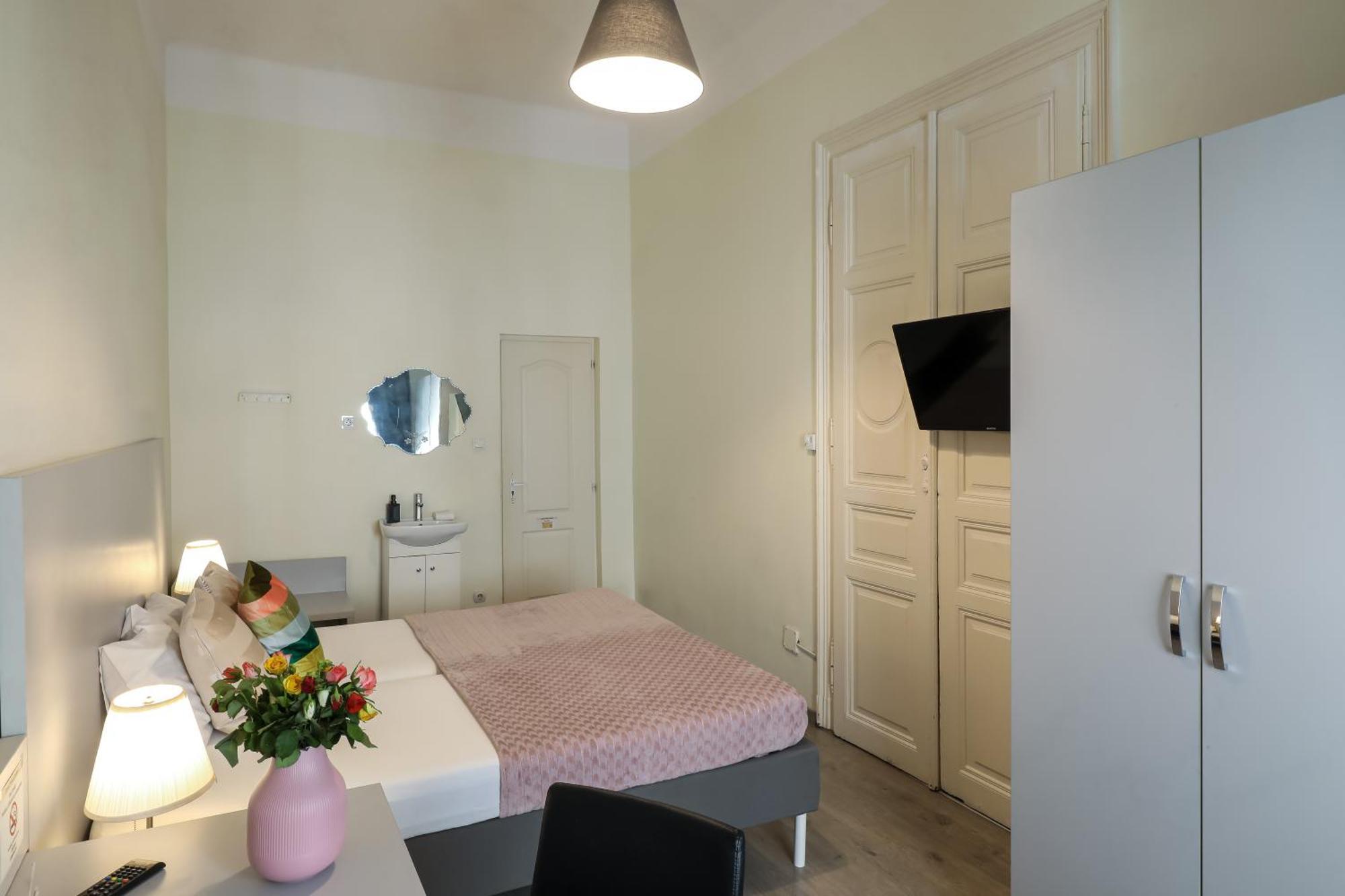 Ozone Private Rooms Будапеща Екстериор снимка